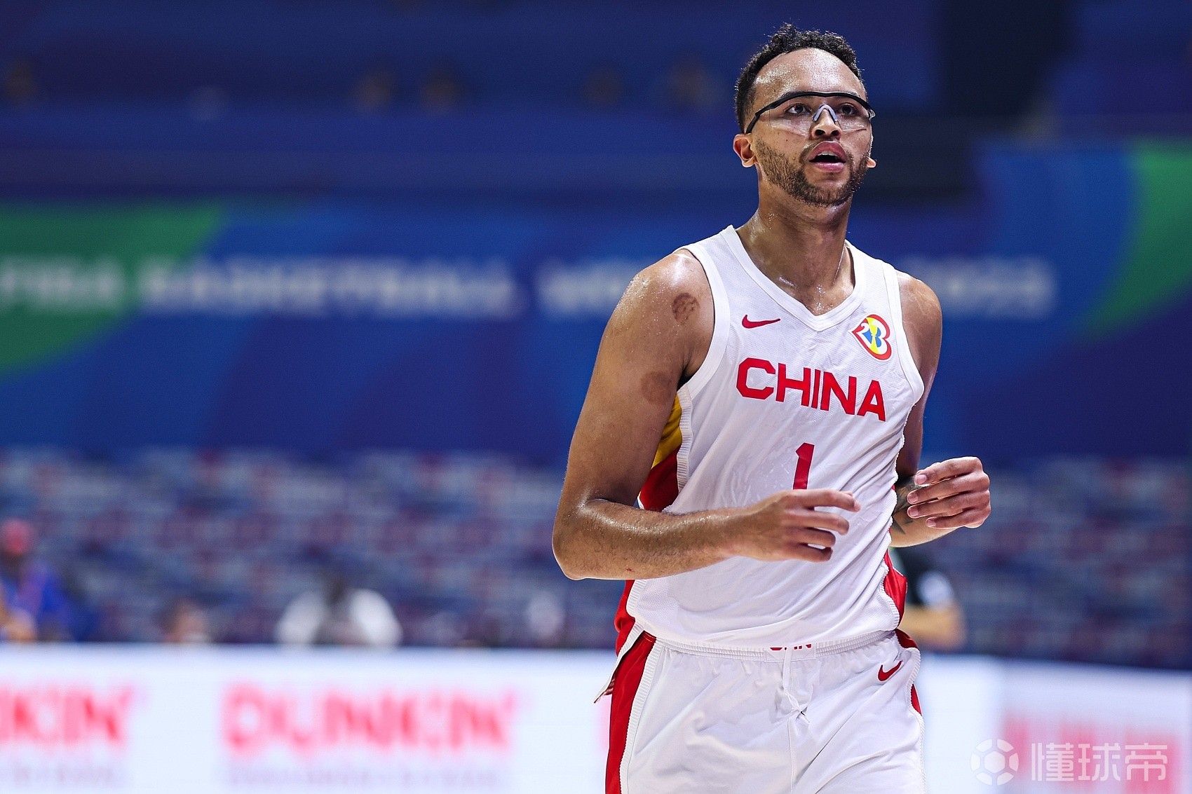 李凯尔：中国男篮大部分球员都会英文，就赵继伟和周鹏不会说